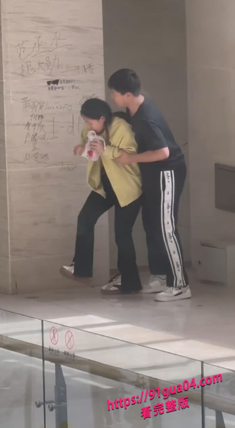 学生情侣课间饥渴难耐 角落钻衣吃奶大胆露出