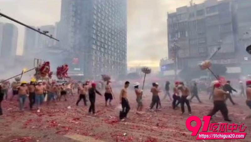 正月十五炸龙贵州德江见识了什么叫用命在舞龙 男子裤子当场炸开花！