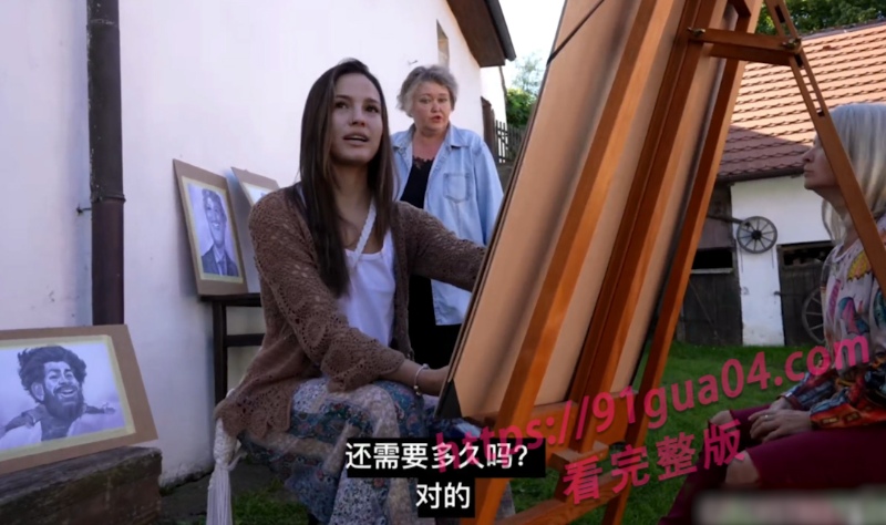 捷克街头偶遇高冷画家 原本高傲的她为何突然主动靠近？ 配图2