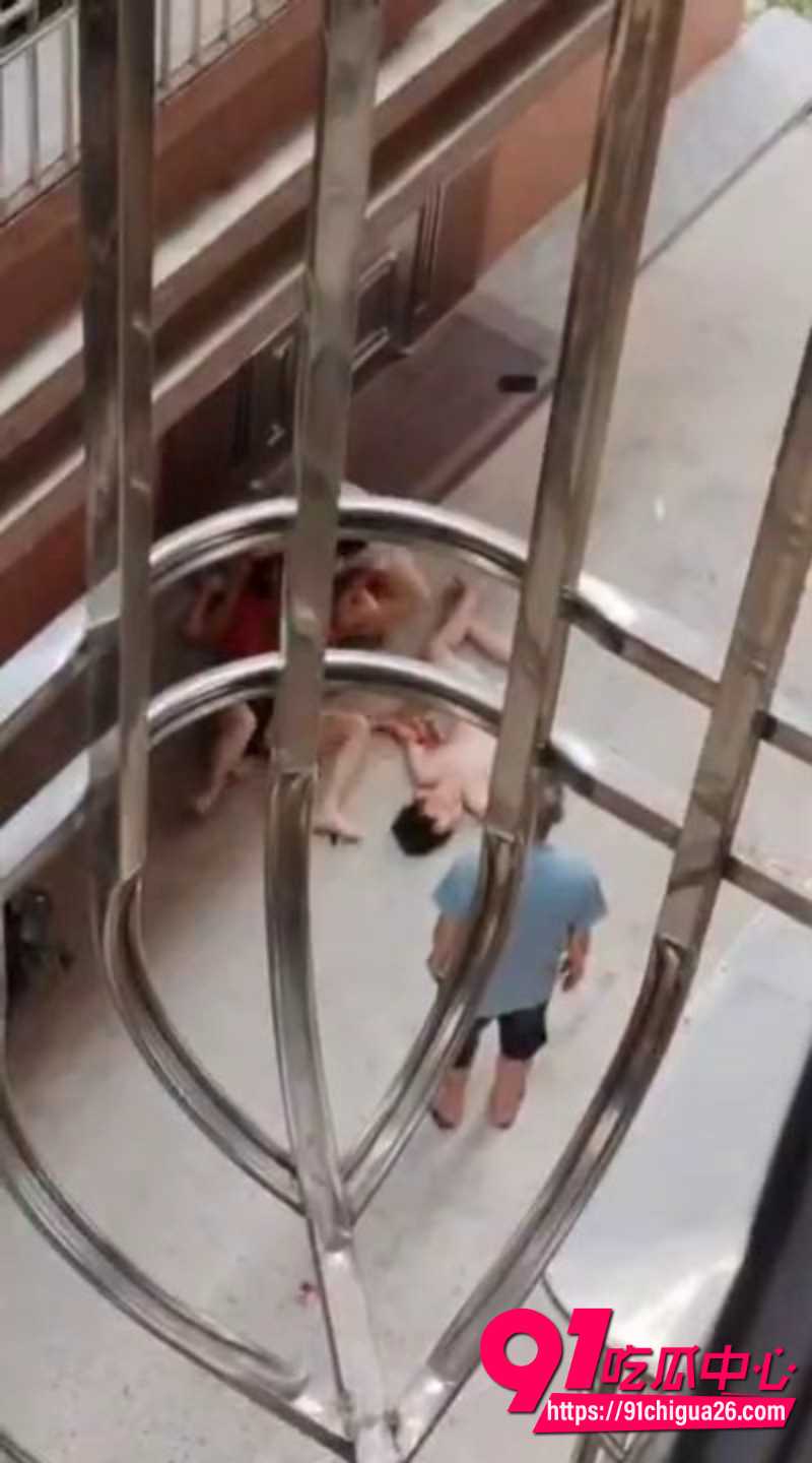 小区楼梯间小孩跳楼9