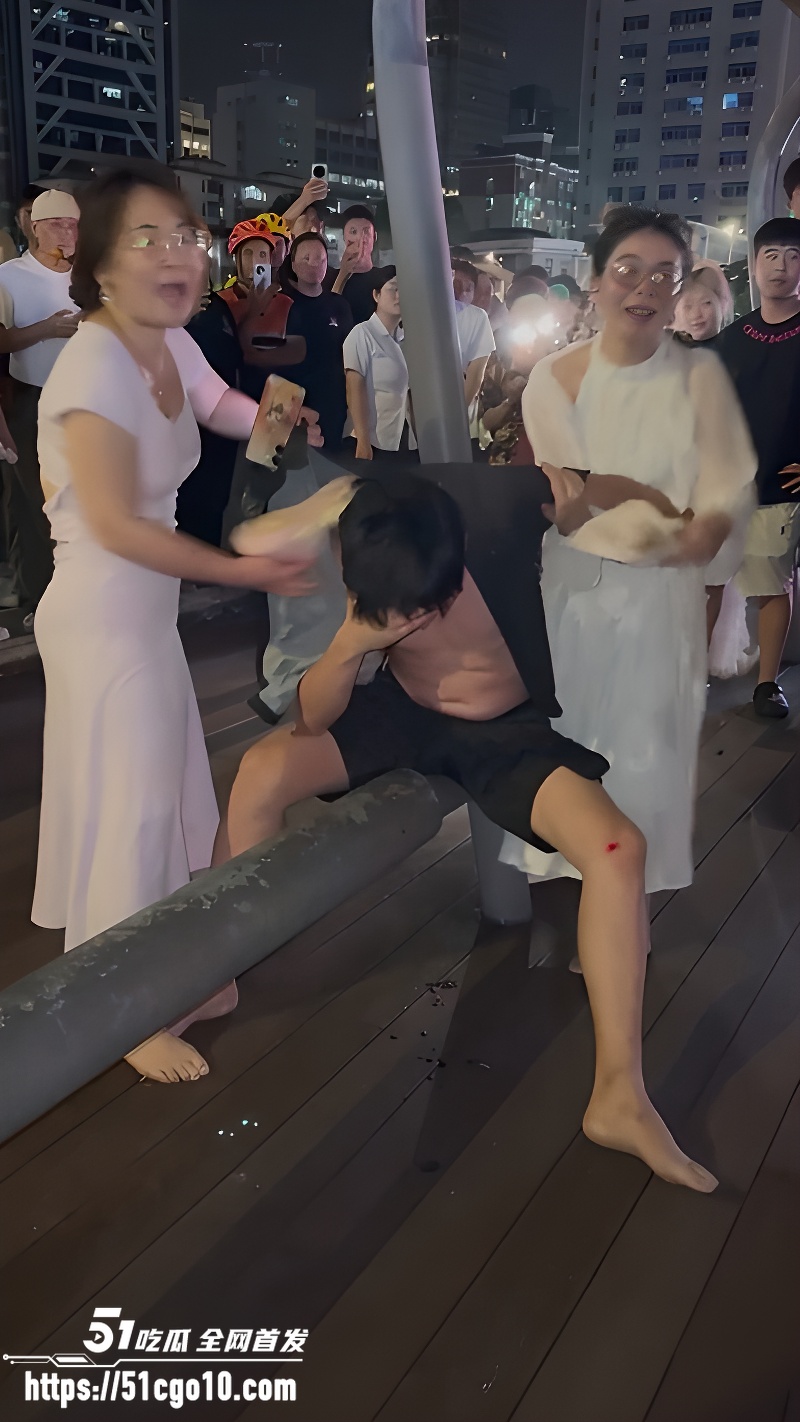 脚踩两条船出轨两个富婆 3