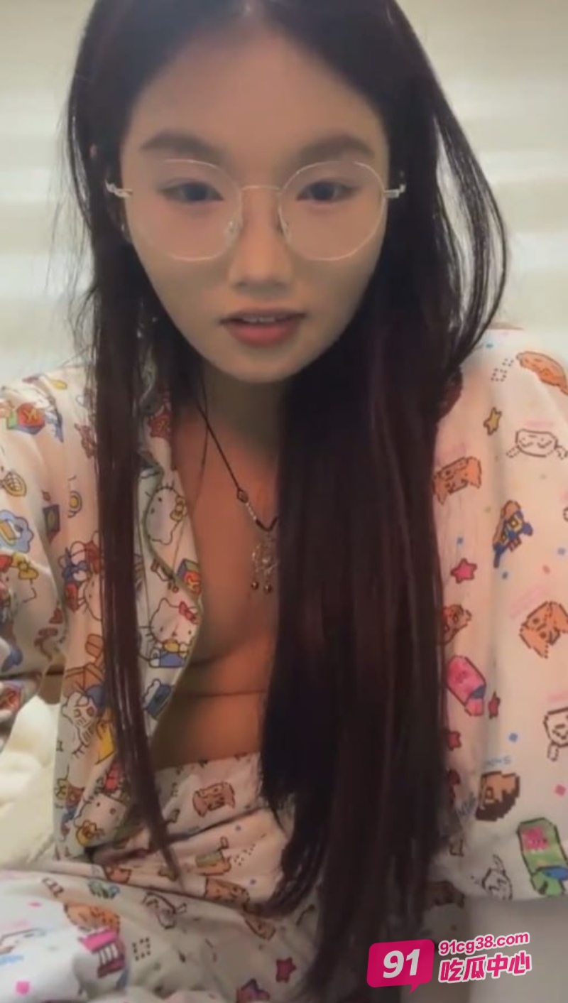 困困兔最新作震撼来袭！清纯学妹宿舍自慰爆火后越玩越刺激了～ 配图2