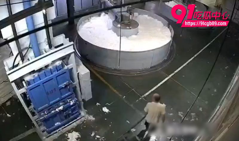 西北角碎料机血腥惨案工人双腿压断骨露拖血爬行 违规操作废人惨叫 头皮发麻啊！