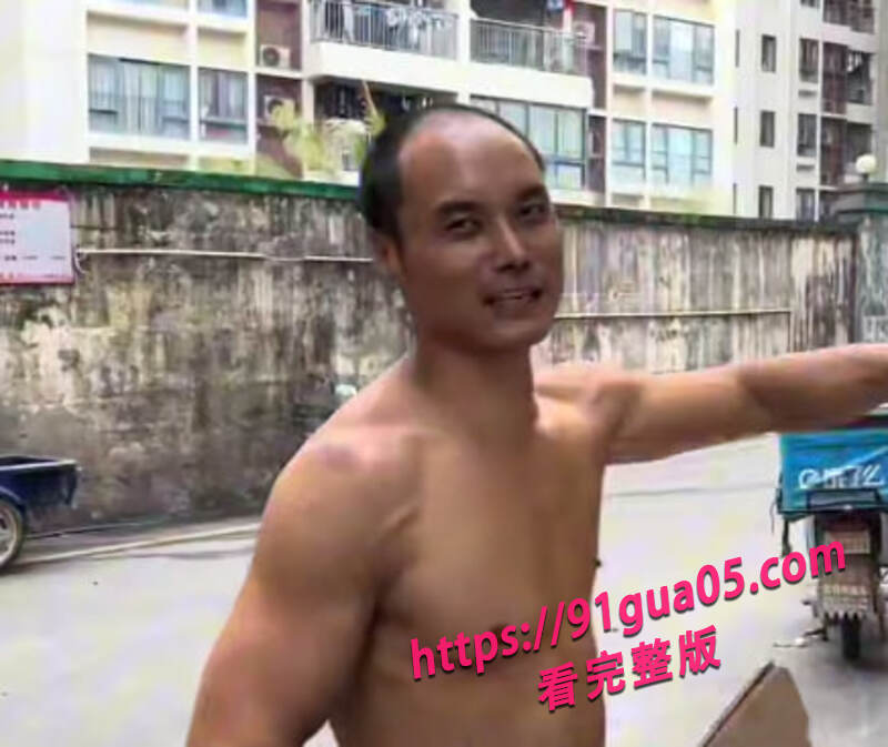 单亲爸爸扛楼养家 用肩膀挑起孩子的美好生活