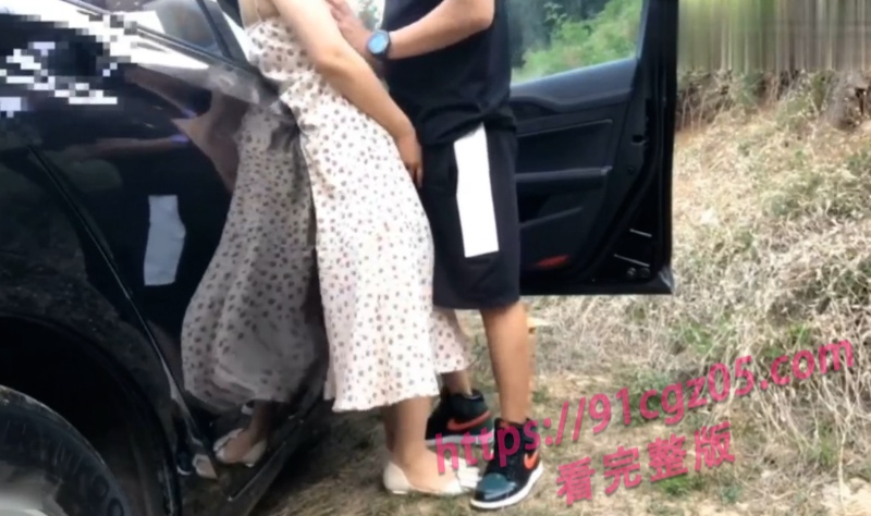 丝袜小魔女荒郊野战 穿着碎花裙在副驾撅着肥臀迎合 激情的干到车底！