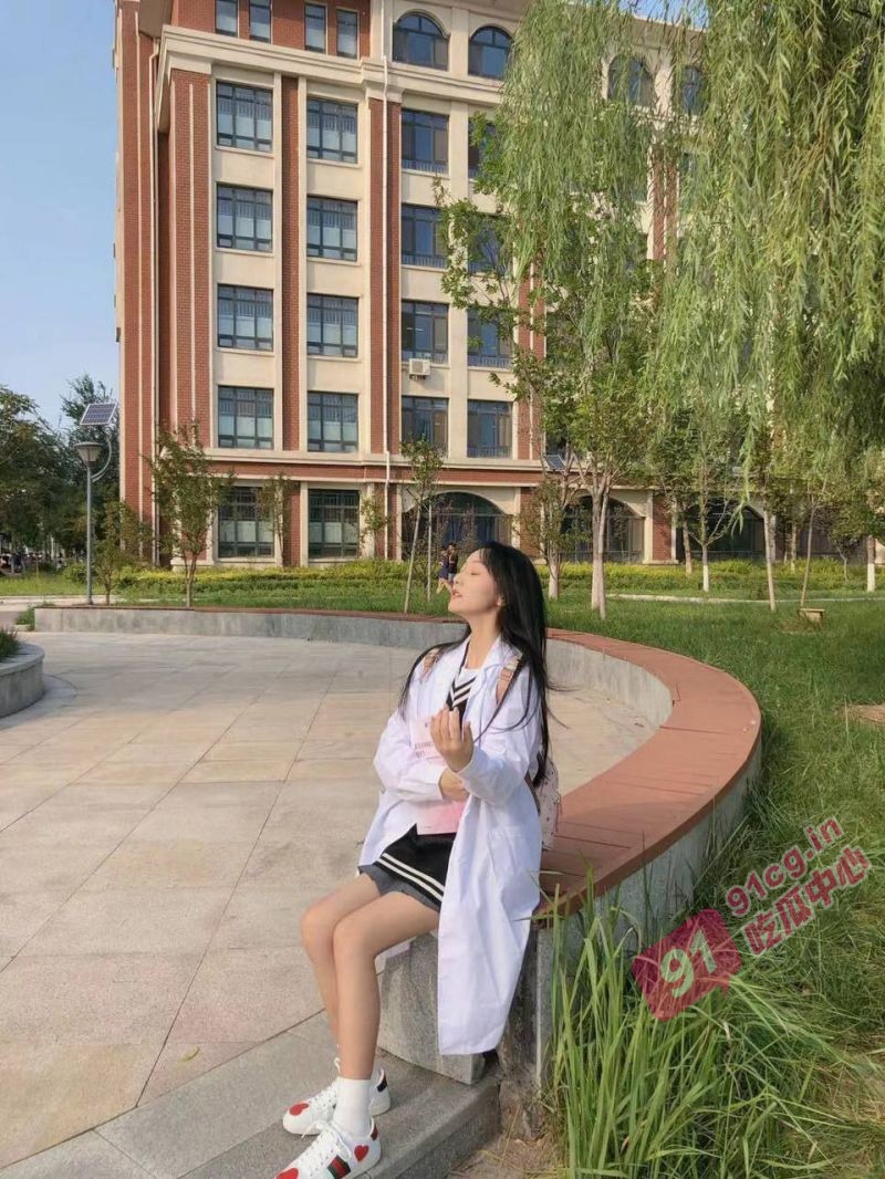 大三清纯黑丝学妹～外表清纯长相娇美。 内心却十分渴望男友的肉棒 “老公我想要你操我~”