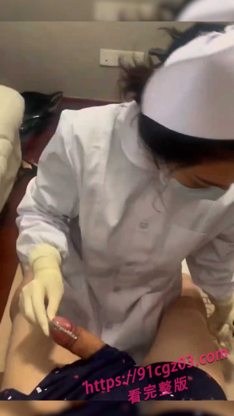 重口慎入！女王大人身穿护士服 用马眼棒调教听话公狗
