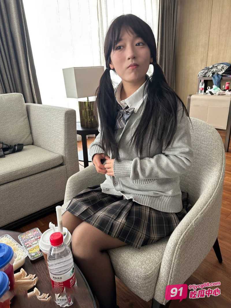 重磅流出～私房大神直播教父真实调教清纯大一学妹4p 配图