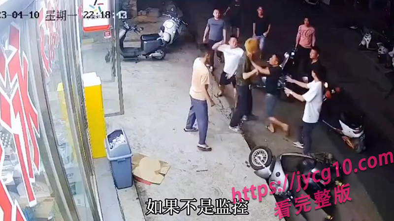 超市门口突发冲突！醉酒男子围堵服务员监控全程曝光 配图