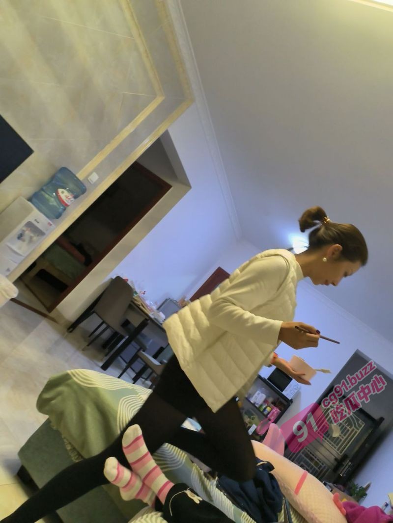 闷骚熟妇淫水多～打着借吹风机得名义勾引处男邻居 操起来败火又吸精！