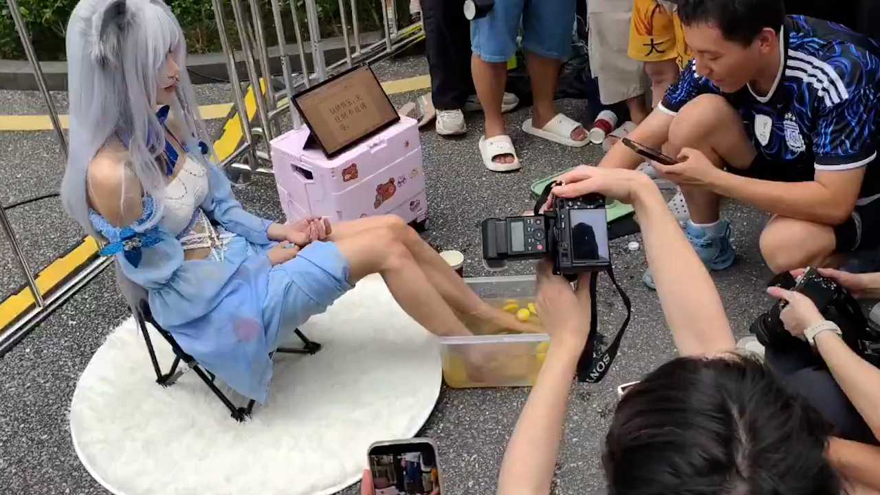萤火虫漫展Cosplayer现场复刻洗脚柠檬水50元一杯 路人直呼真敢玩不怕得脚气吗？