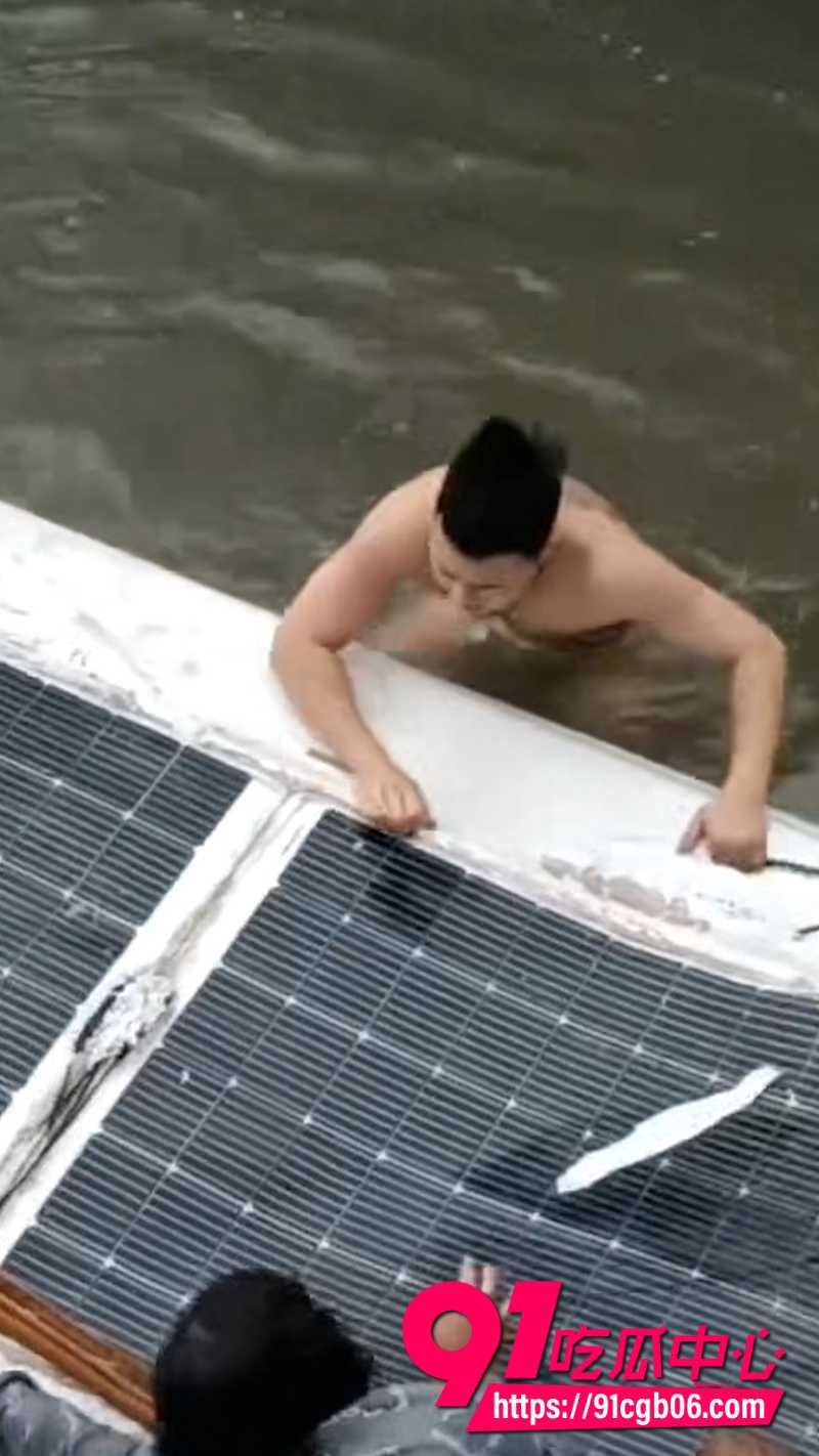 江苏扬州房车撞断桥栏杆冲入小河4