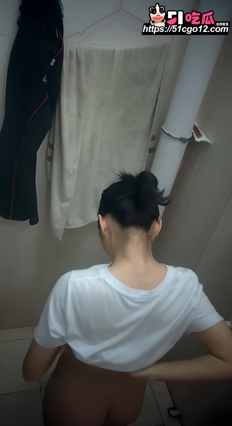 变态房东 浴室安装摄像头 偷拍女租客洗澡 白嫩酮体丰胸翘臀一览无余！