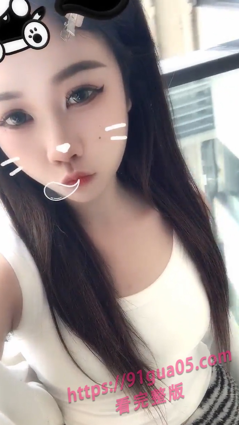 抖音网红大龙卷师车内自慰 一根胡萝卜都能满足性欲～ 配图4