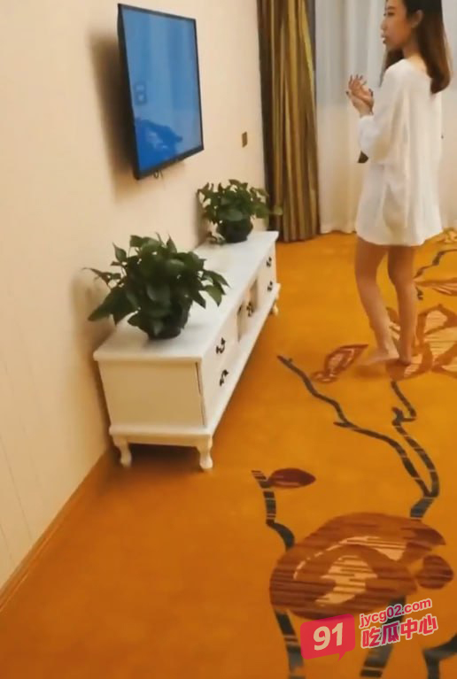 寂寞少妇瘙痒难耐 哄骗维修人员修电视勾引大哥～