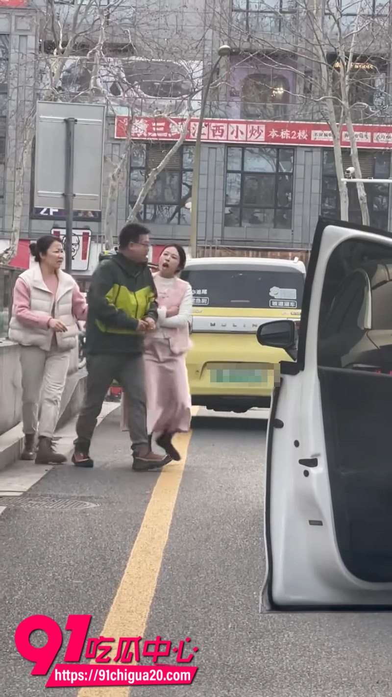 江苏扬州男司机和女司机发生剐蹭后扇了女的一巴掌2