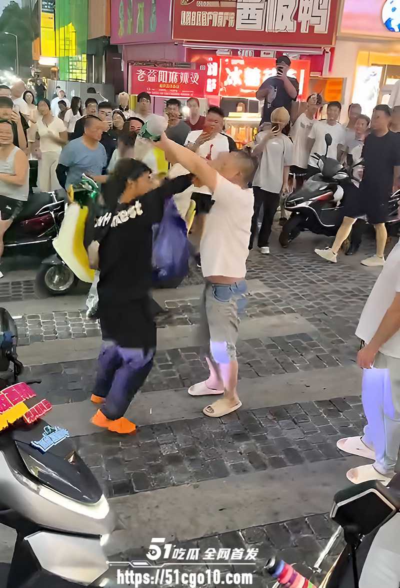 两男子当街吵架吐口水 7 拷贝 两男子当街吵架吐口水 7 拷贝