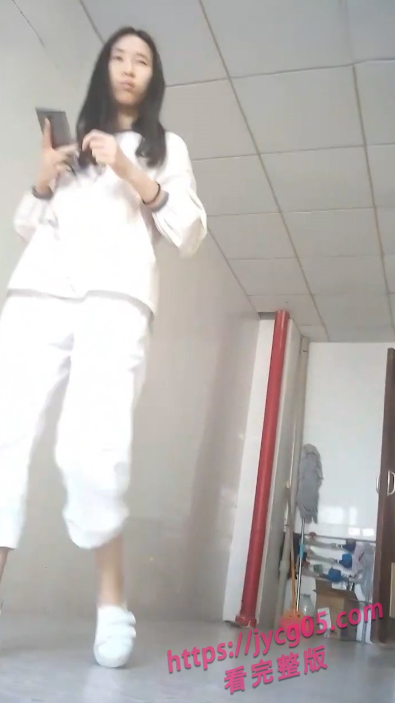 厕拍风剧情流出！清纯校花演绎独处幻想 镜头前的反差太致命！ 配图