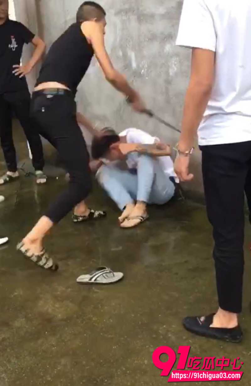 精神小伙群殴霸凌白衣少年1