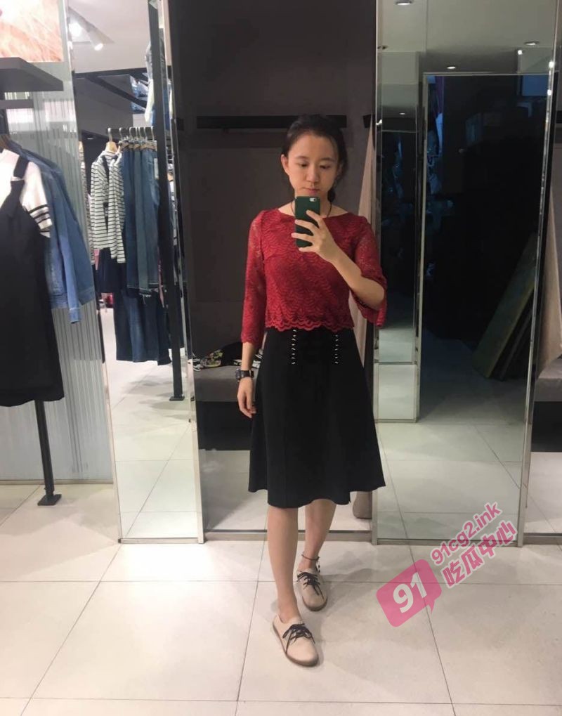 边做边爱～21岁女大学生一边被学长操 一边打和男友打游戏！