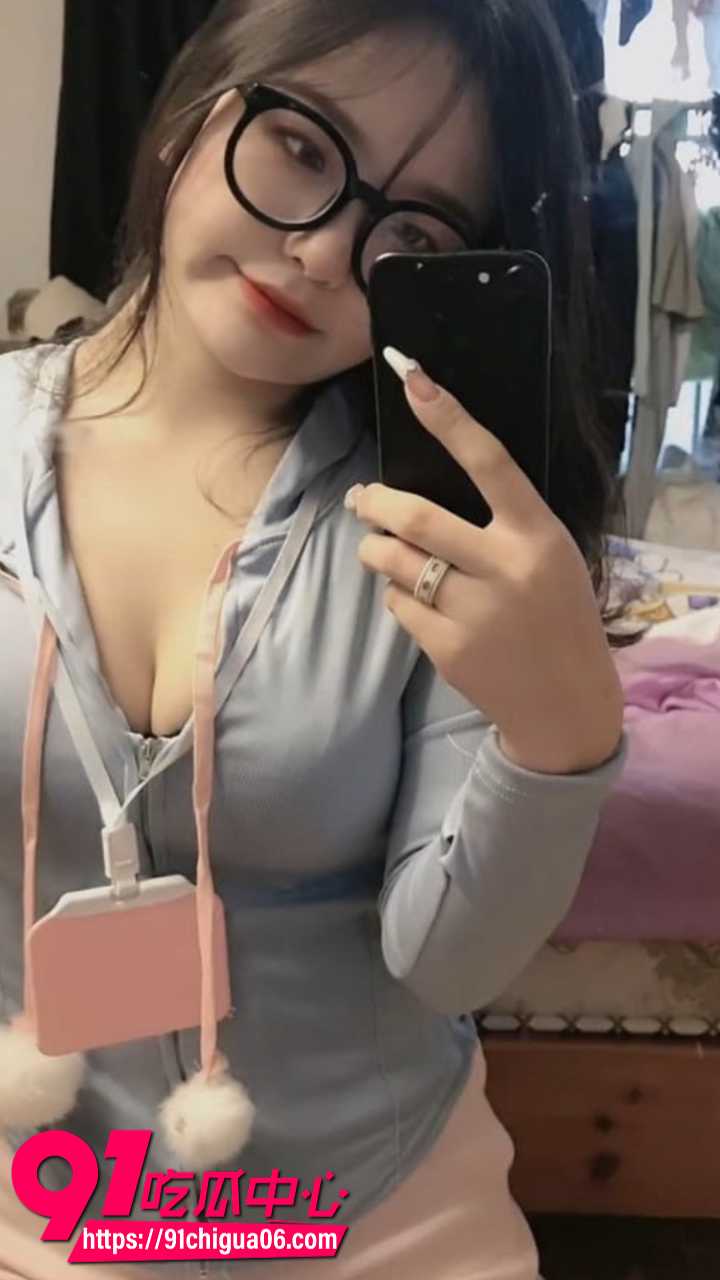 快手周周乖崽私人定制庆生黑料4