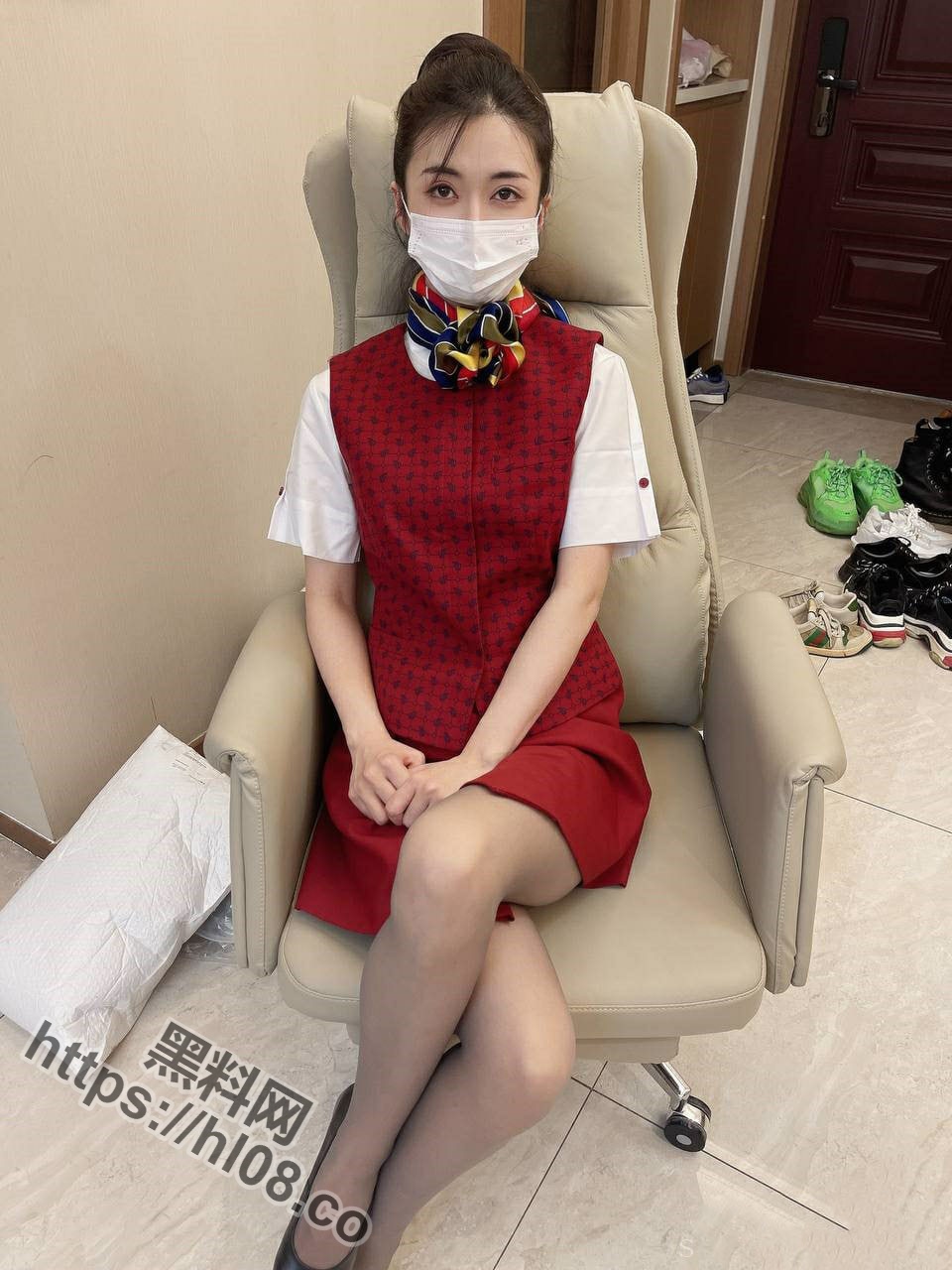 长相甜美靓丽东航某空姐被爆，上班时间工作仔细认真，下班与富豪刺激性爱视频流出