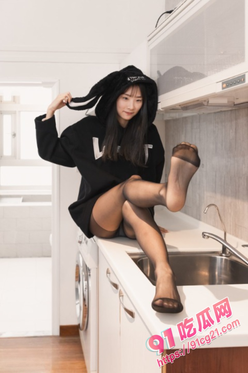 兄妹乱伦之野战亲妹妹 小树林后入低胸装黑丝妹妹！ 配图3