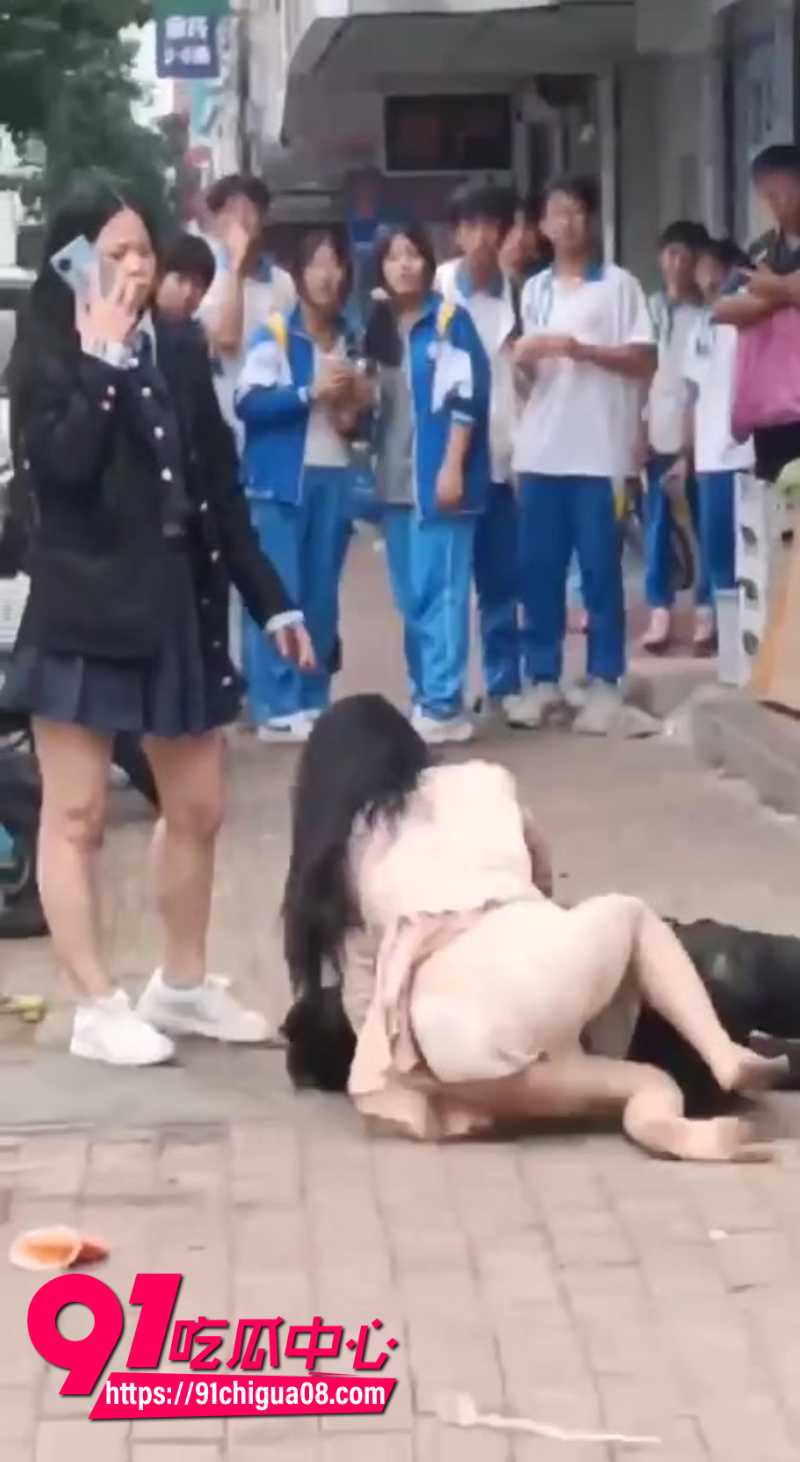 醉酒男子大白天在路边强奸长腿御姐被围观7