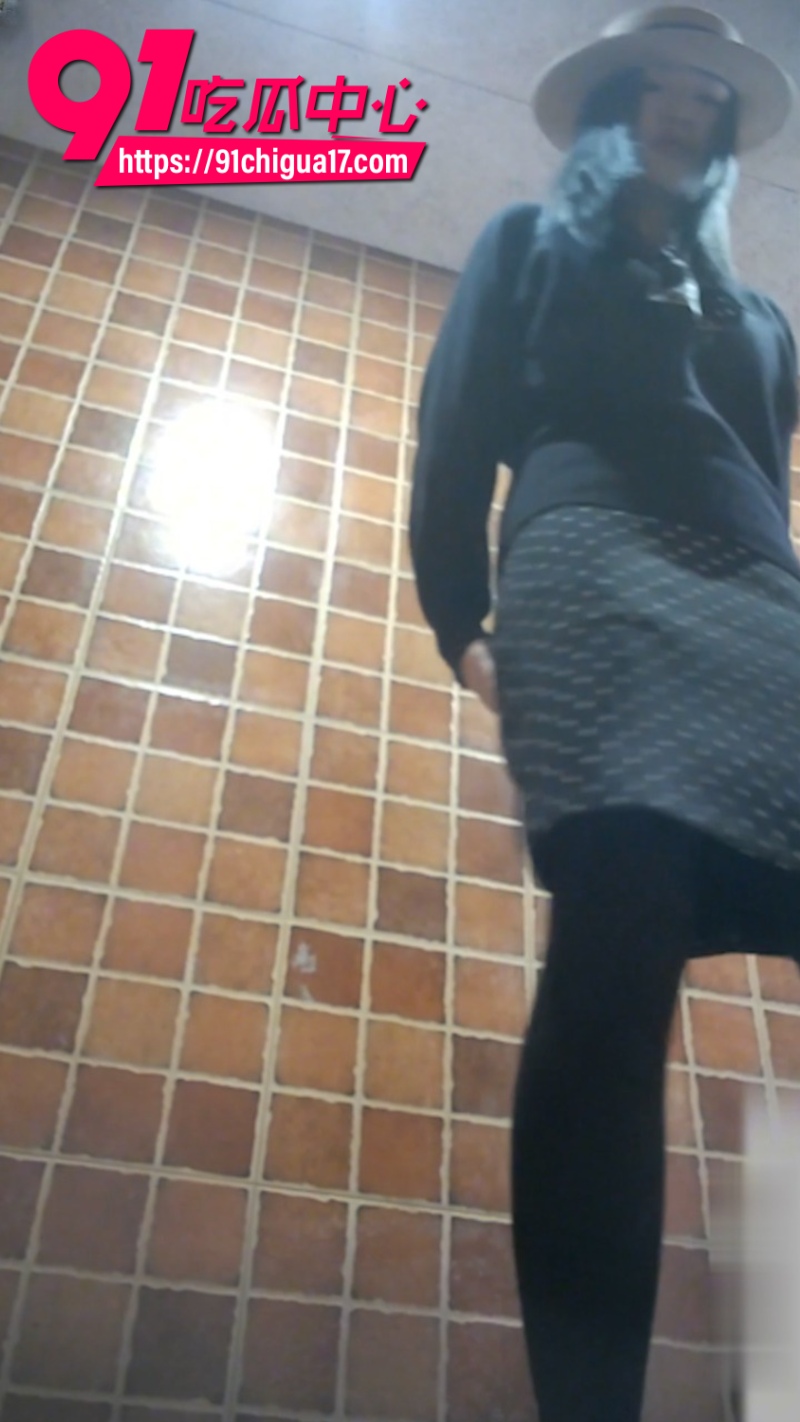 厕拍大神在酒店女厕所安装针孔摄像头偷拍6