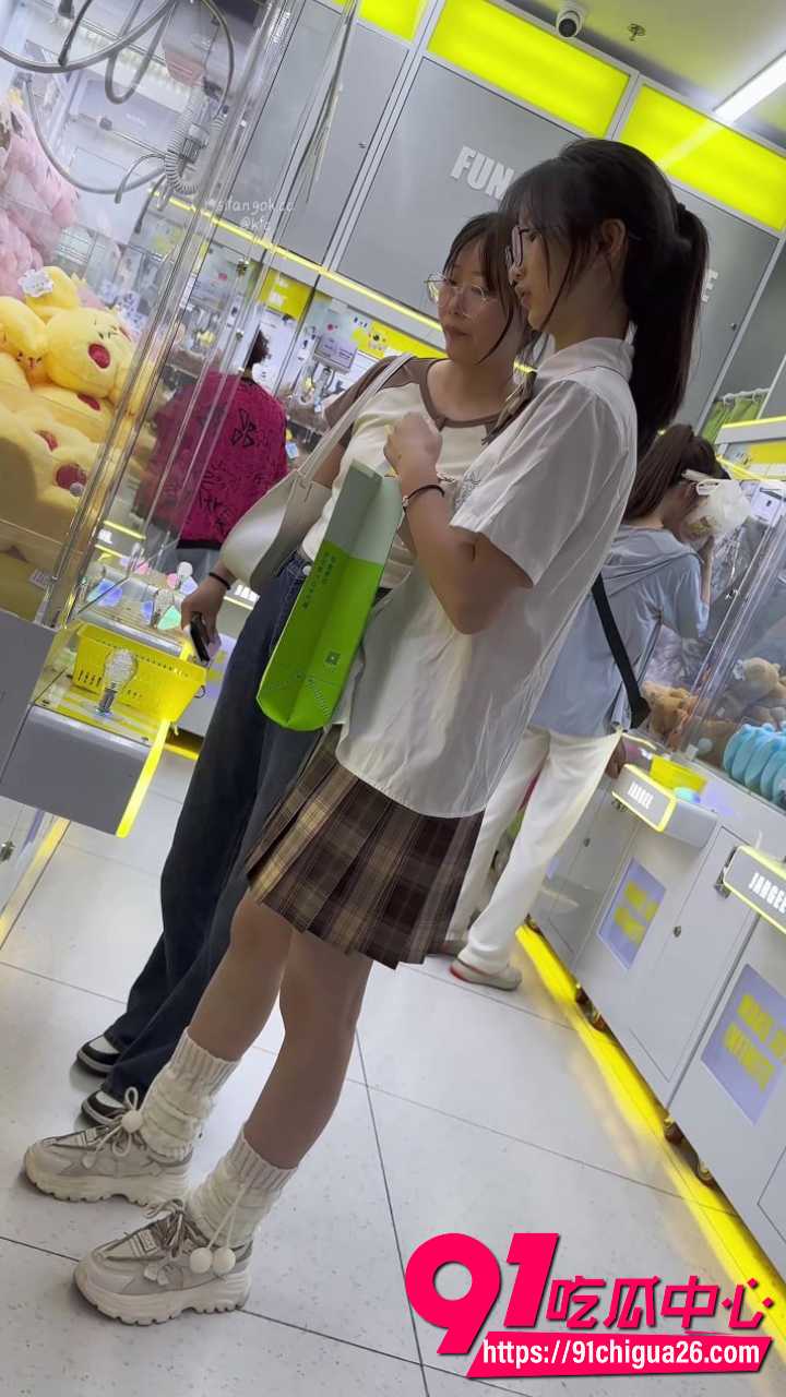 高颜值美女短裙白丝内裤走光2