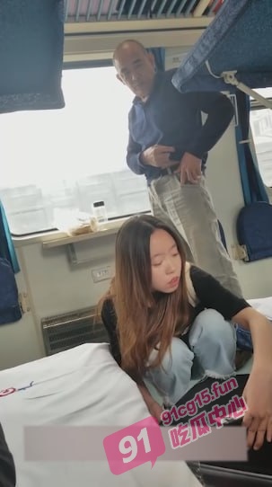 兄弟你是真饿了呀～火车卧铺趁美女睡着 把匡威鞋偷过来就是一顿操 最后射鞋里！