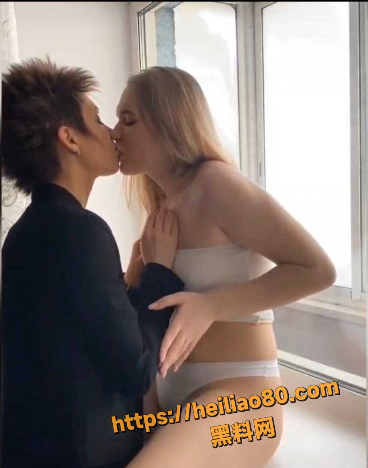 国外超帅女同 阳台激情做爱 短发帅姐狂舔金发美女 手指扣穴爽到喷水