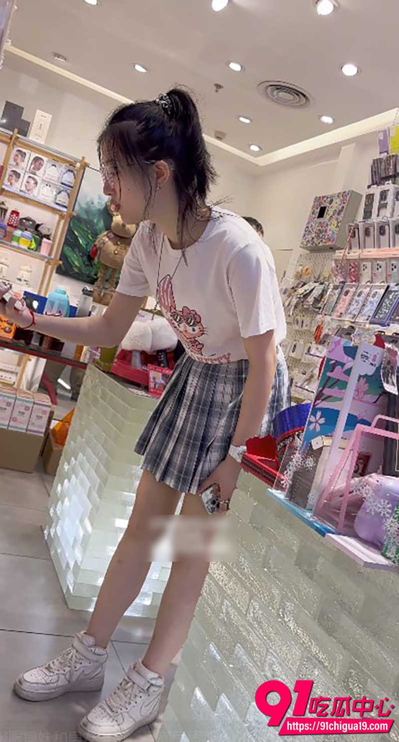抄底大神KFC神级现场 JK眼镜妹白内裤逛街全程偷拍！