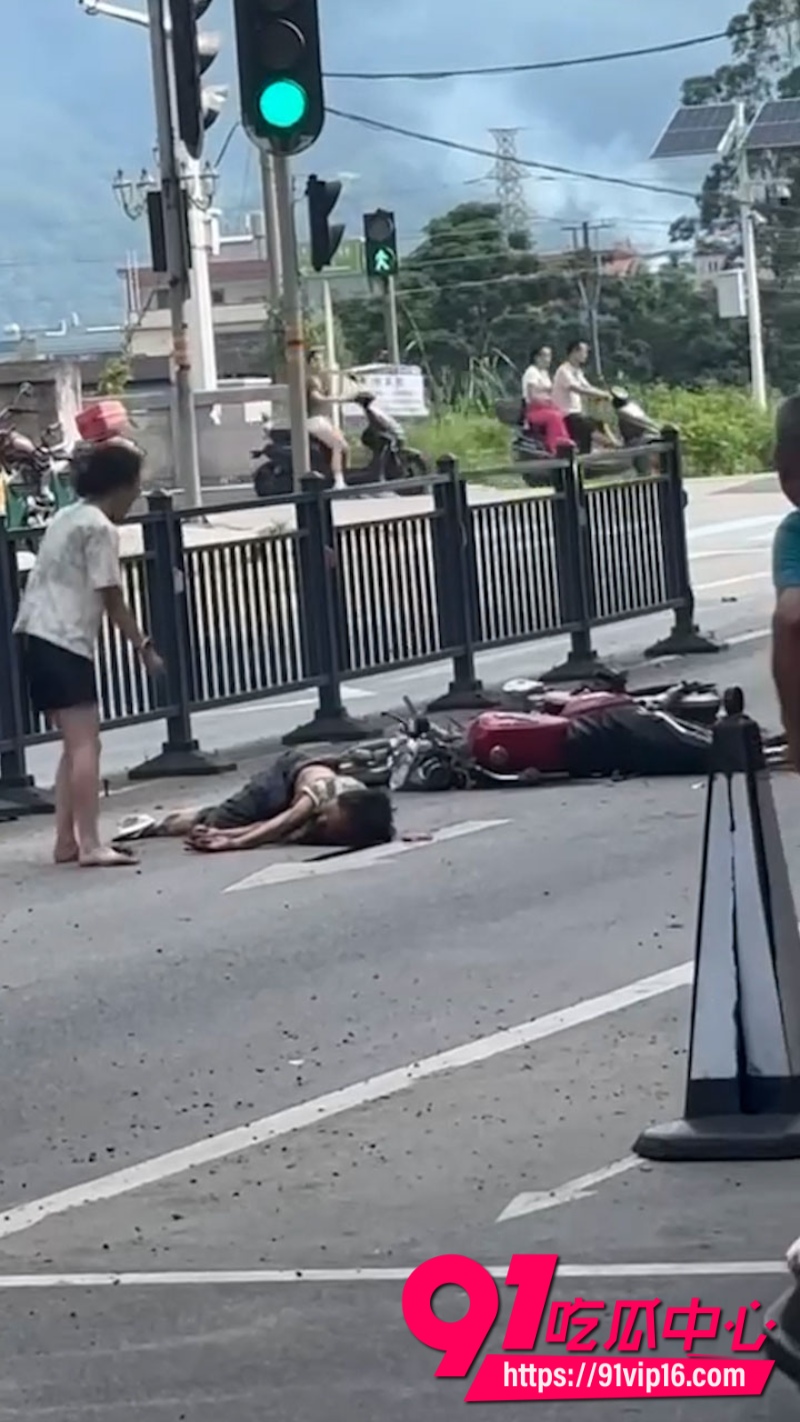 广东佛山渣土车转弯将摩托车卷到车轮下拖行十几米摩托车驾驶员当场身亡2