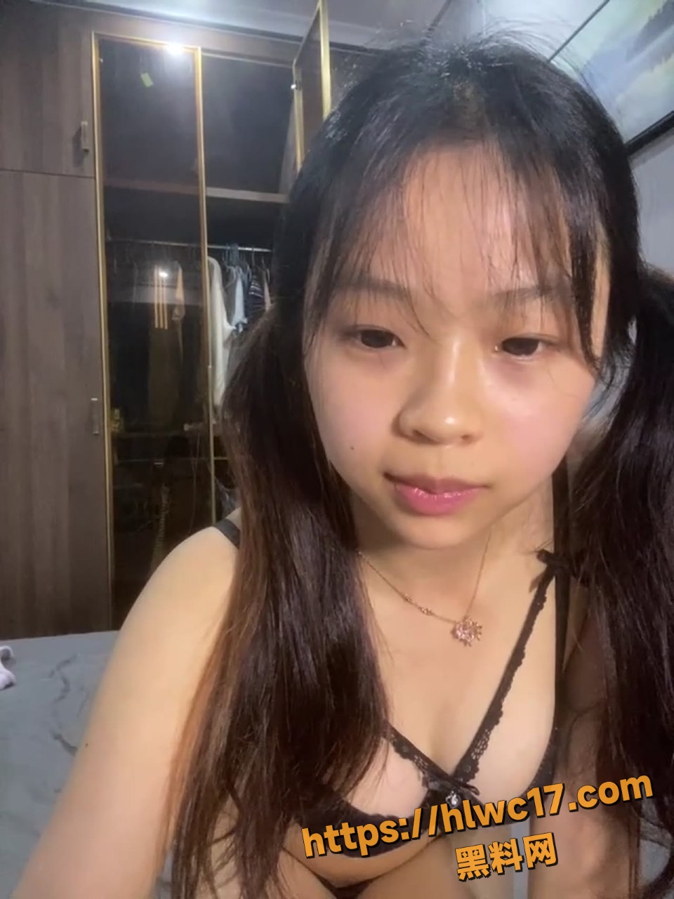 超甜小女孩 小雨xiaoyu-777 身穿黑丝下海直播 道具自慰喷水福利