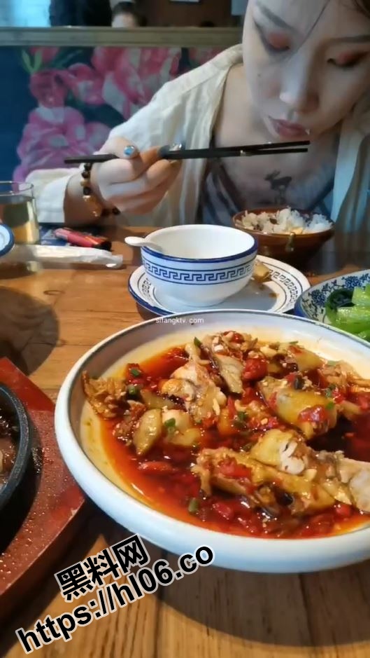 「真实迷奸」视频流出，大神下药迷晕00后酒吧推销纹身甜妹，全程约会跟拍一镜到底