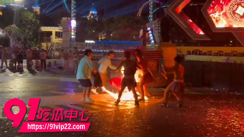 江苏徐州乐园演出突发惨剧女演员表演火裙舞裙摆爆燃瞬间秒变火球4 江苏徐州乐园演出突发惨剧女演员表演火裙舞裙摆爆燃瞬间秒变火球4