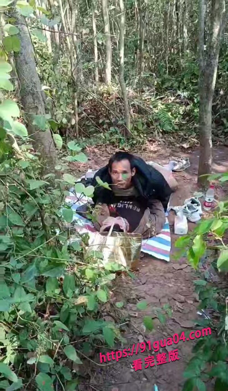 中年夫妇小树林性爱01