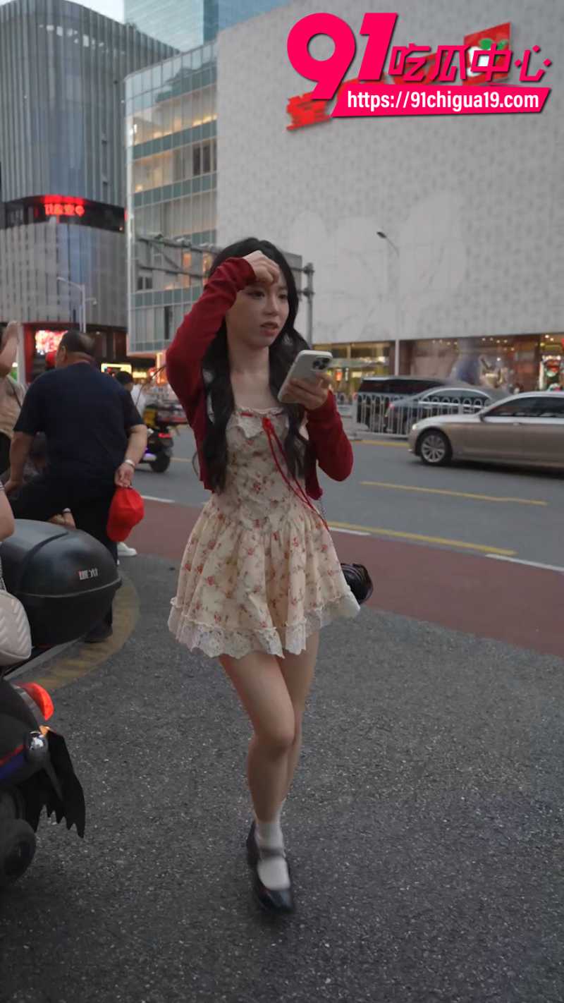 抄底大神尾随偷拍钢牙妹7