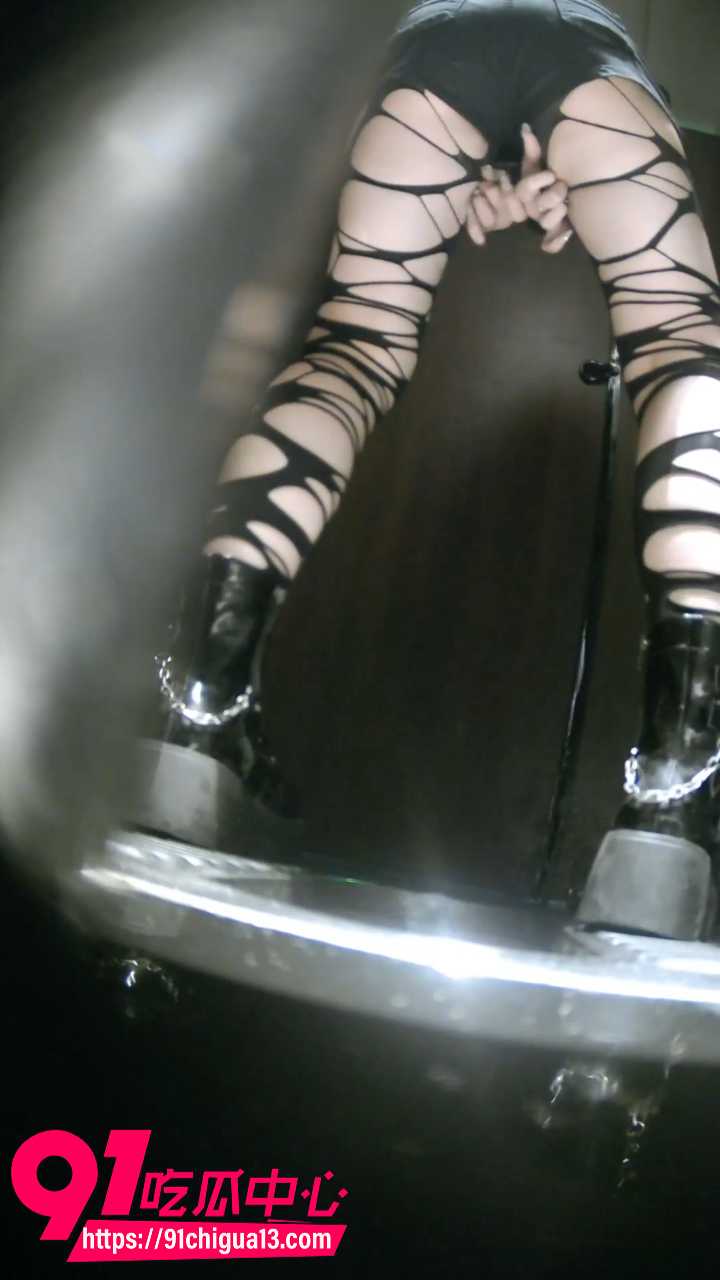 夜总会厕所紫光偷拍骚妹翘臀尿尿8