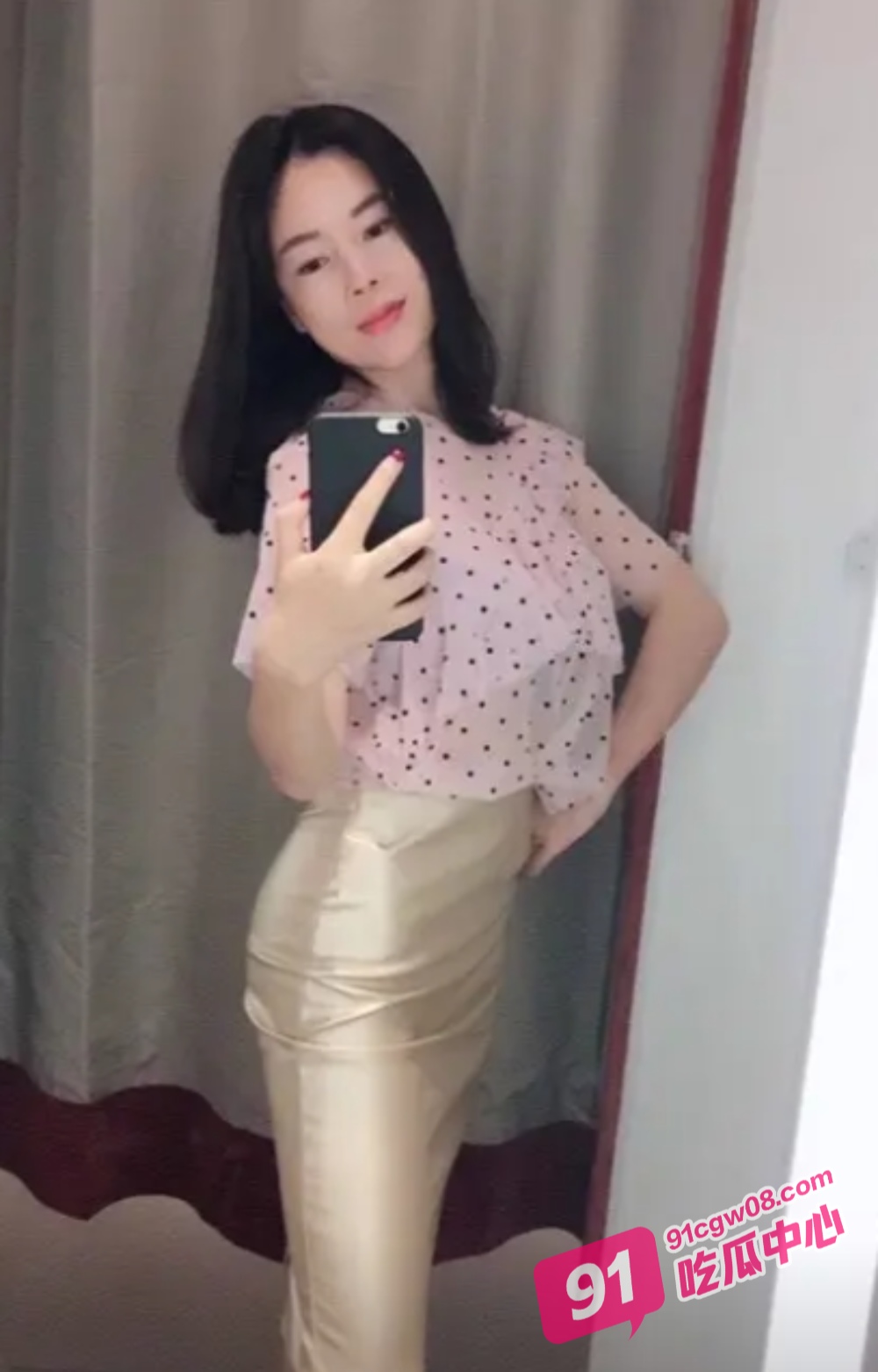 吉林少妇 罗鑫 绝美大长腿为老公足交 致命的熟女诱惑属性 就是逼太黑了！ 配图2