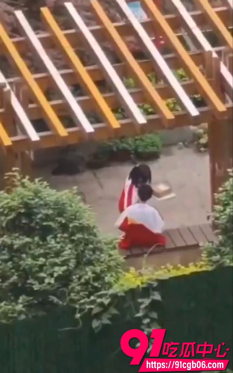 学生在学校偷吃禁果被偷拍 9