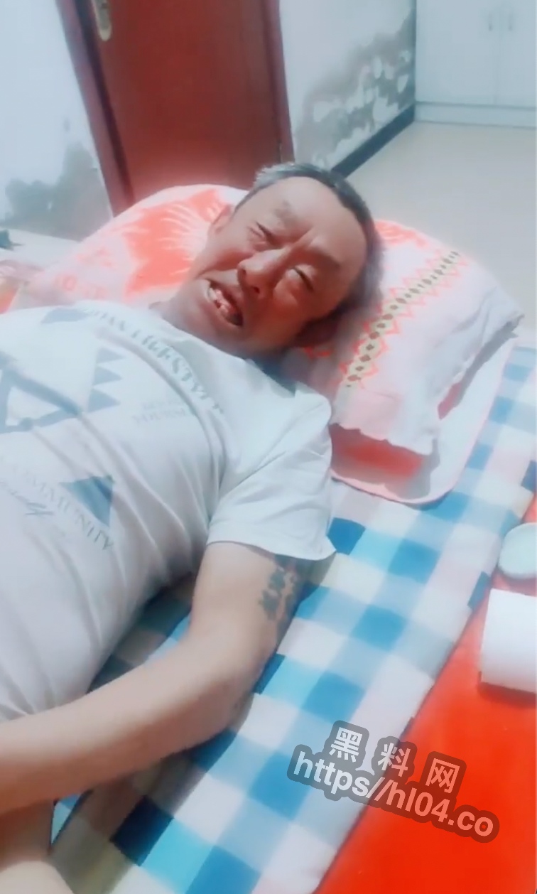 全场露脸，浦乳期少妇趁老公外出与公公搞上了