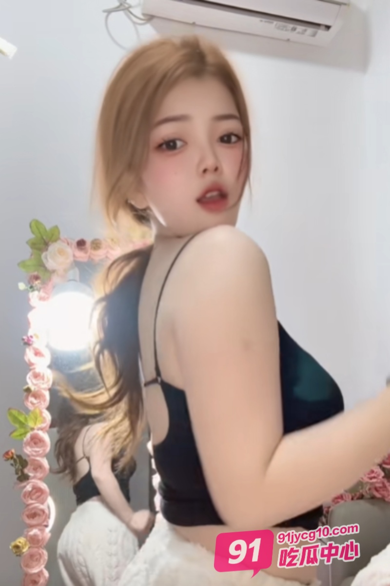 抖音主播糖妹 赤裸丰满的肉体对镜淫舞 看得眼珠子都直了！ 配图3