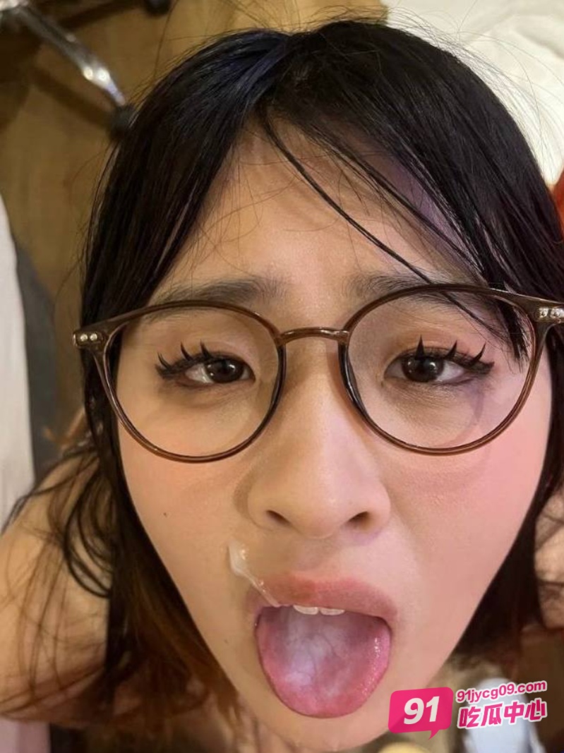 青岛巨乳眼镜妹徐欣媛 背地里喜欢深喉 说精液可以美容！ 配图5