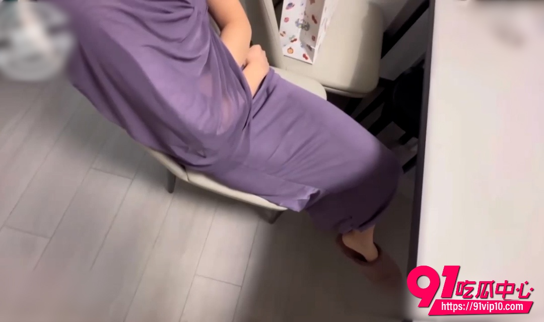 海角大神奶气草莓神作 趁老婆做饭狂操丈母娘 餐桌悬空内射差点被抓 最新乱伦资源完整曝光！