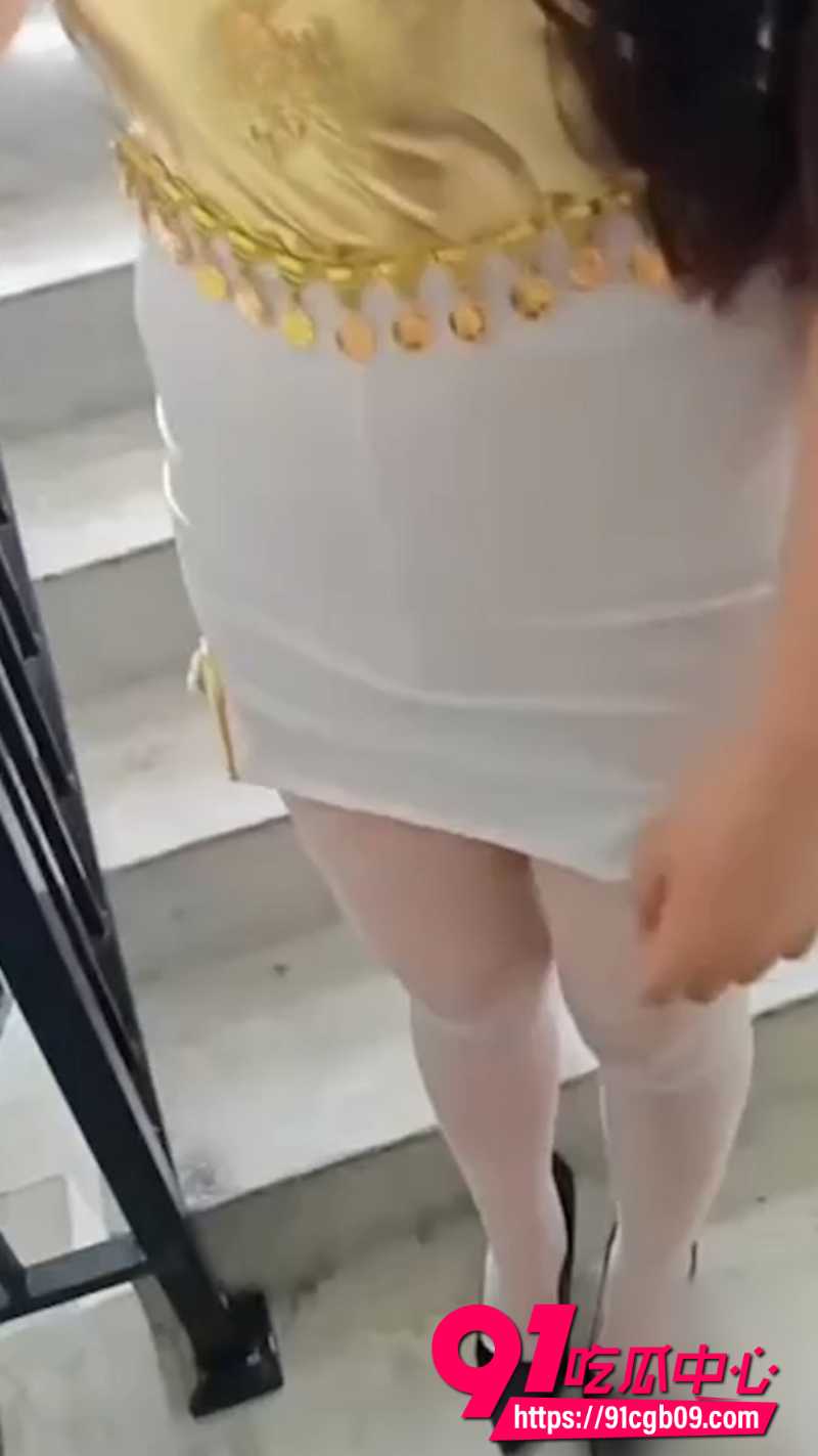 海角社区与老婆楼梯间做爱1