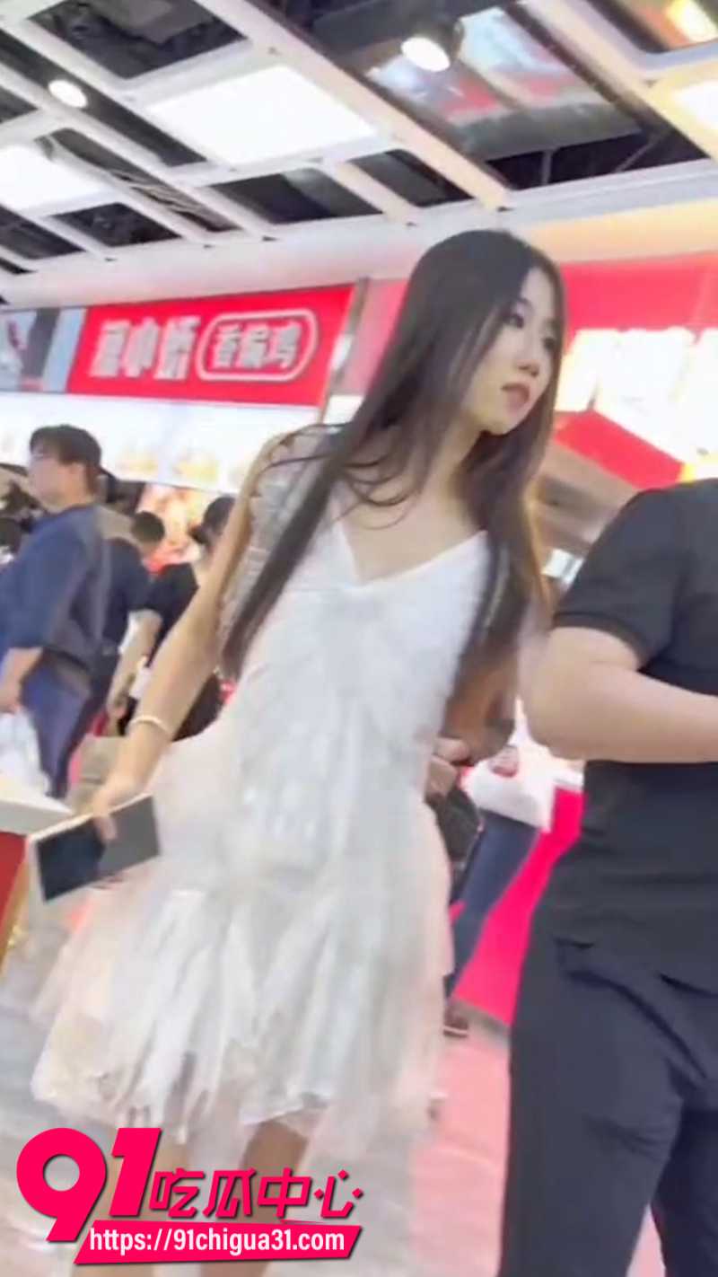 抄底大神在商场极限偷拍长裙清纯少女男友在旁边丝毫没察觉2