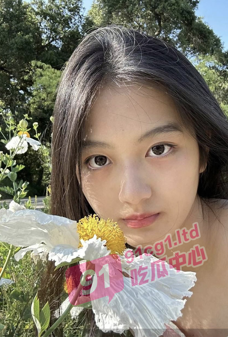 【清纯眼镜妹】新加坡留学生刘冰淫乱留学圈 带上眼睛发骚 卸下眼镜装纯!