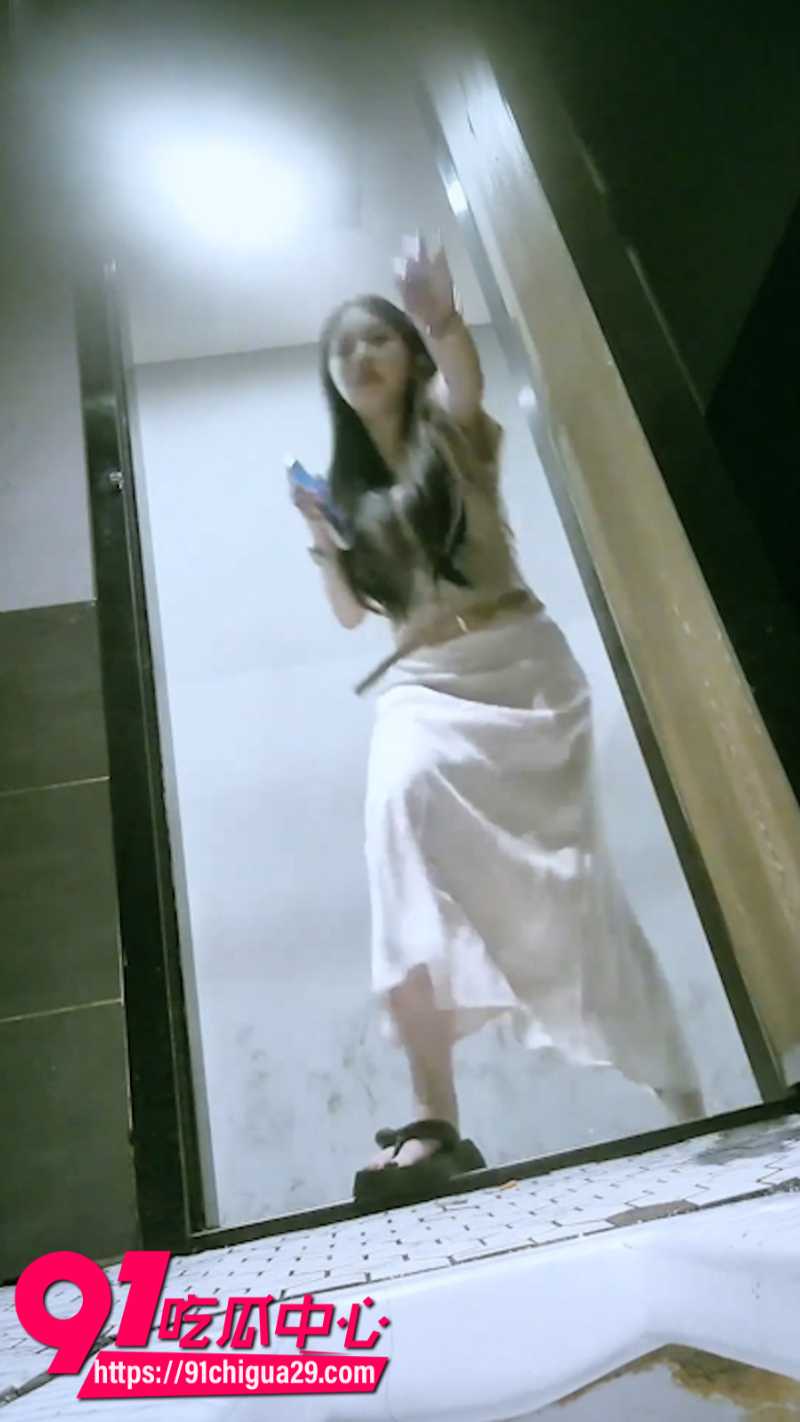 厕拍大神在酒吧女厕所安装针孔摄像头 偷拍醉酒美女蹲坑上厕所羞耻画面